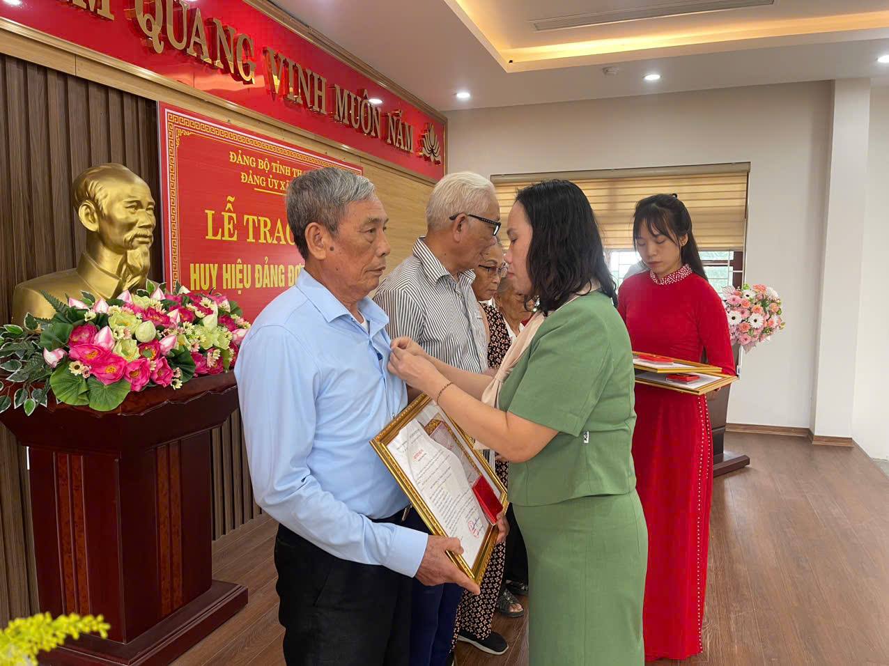 Anh-tin-bai